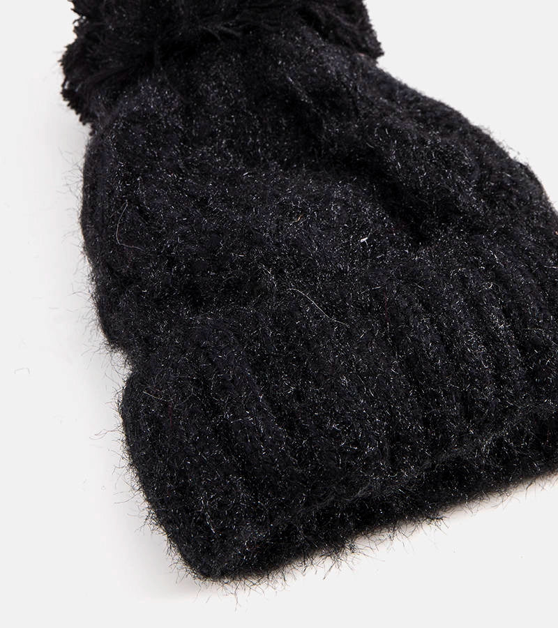 2-Černá čepice s bambulí Karloti-2