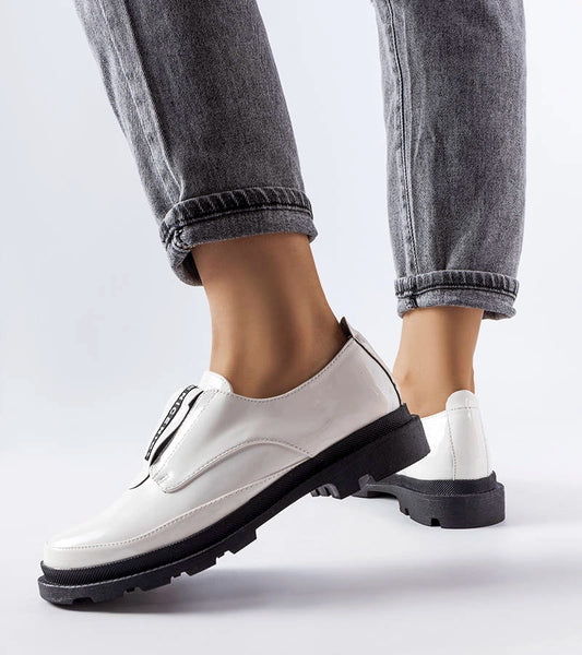 2-Bílé lakované polobotky Legget-2