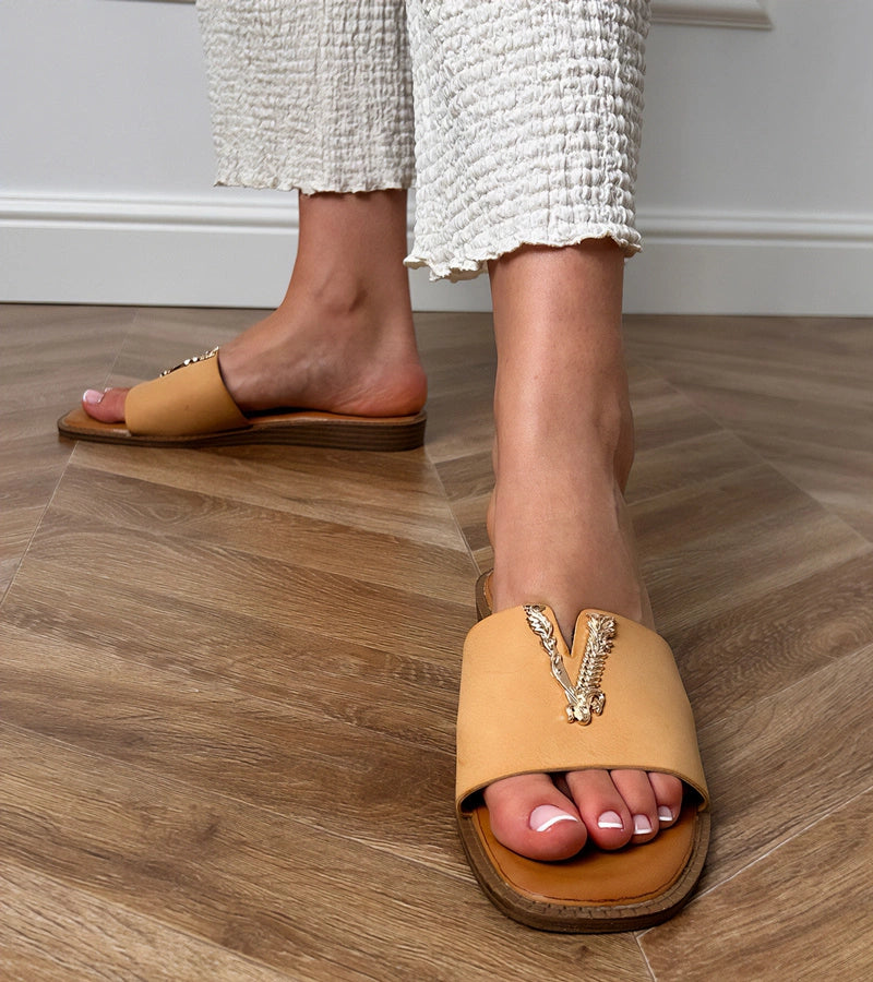 4-Béžové pantofle se zlatou ozdobou Flavis-4