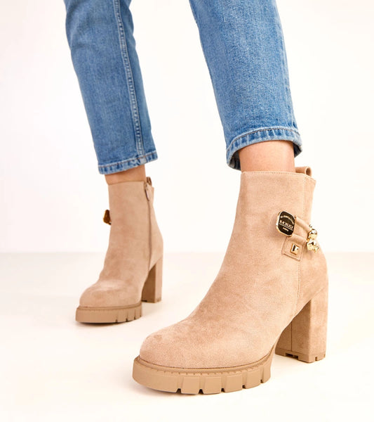 2-Béžové kotníkové boty na podpatku zdobené zlatým medvídkem Naste-2