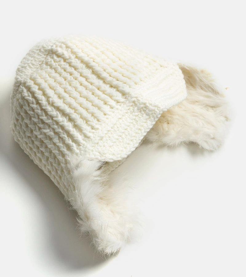 1-Bílá čepice s chrániči sluchu Zora-1