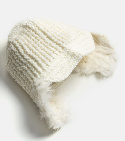 1-Bílá čepice s chrániči sluchu Zora-1