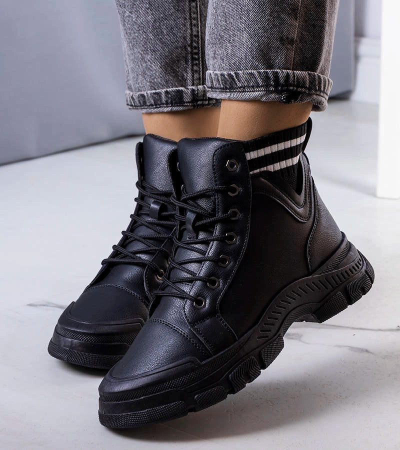 3-Černá izolovaná boty Innes-3