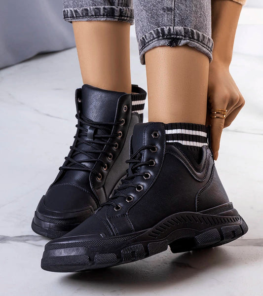 1-Černá izolovaná boty Innes-1