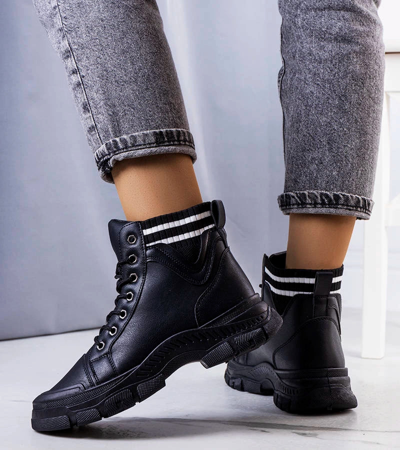 2-Černá izolovaná boty Innes-2