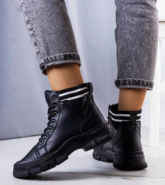 2-Černá izolovaná boty Innes-2