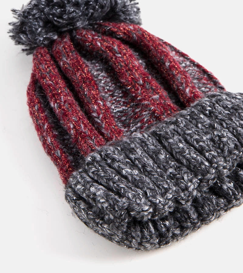 2-Černá čepice s bambulí Cormil-2