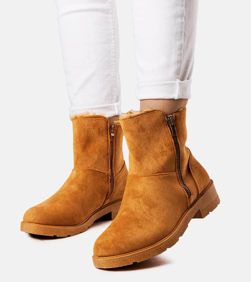 4-Hnědá boty izolovaná Salona-4