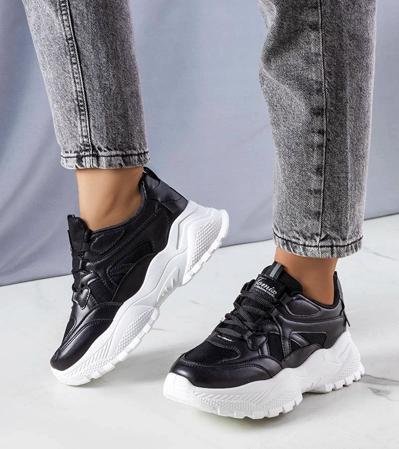 2-Černé tenisky na pevné podrážce od Lorene-2