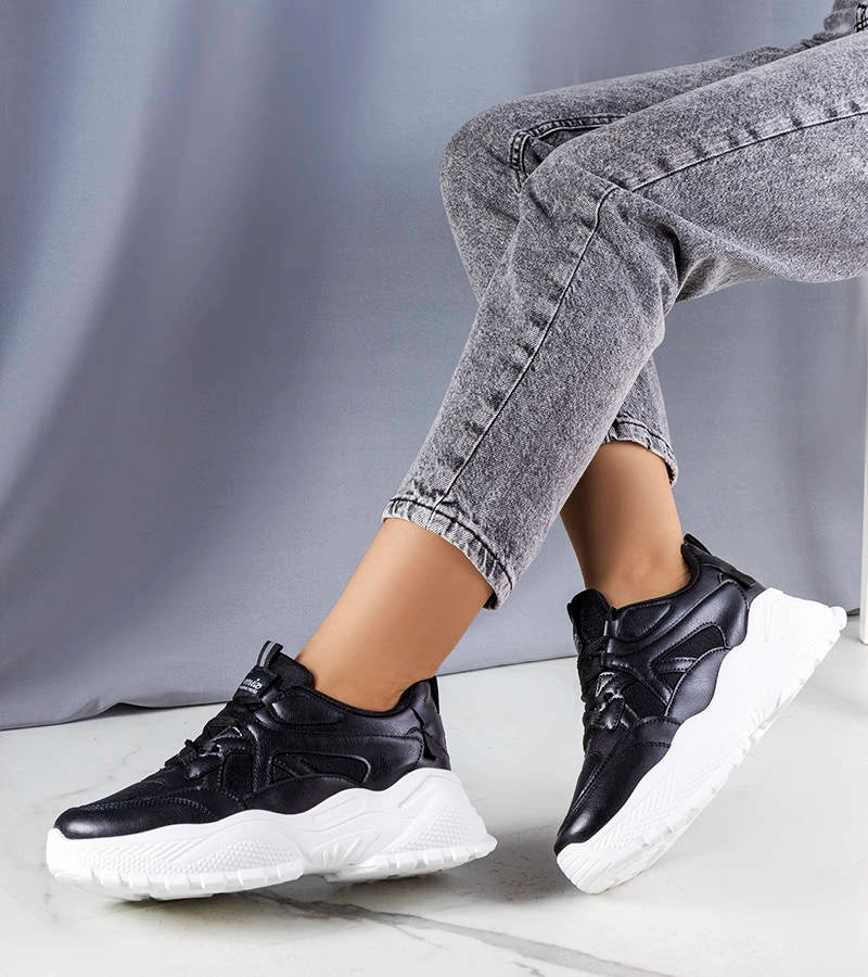 1-Černé tenisky na pevné podrážce od Lorene-1