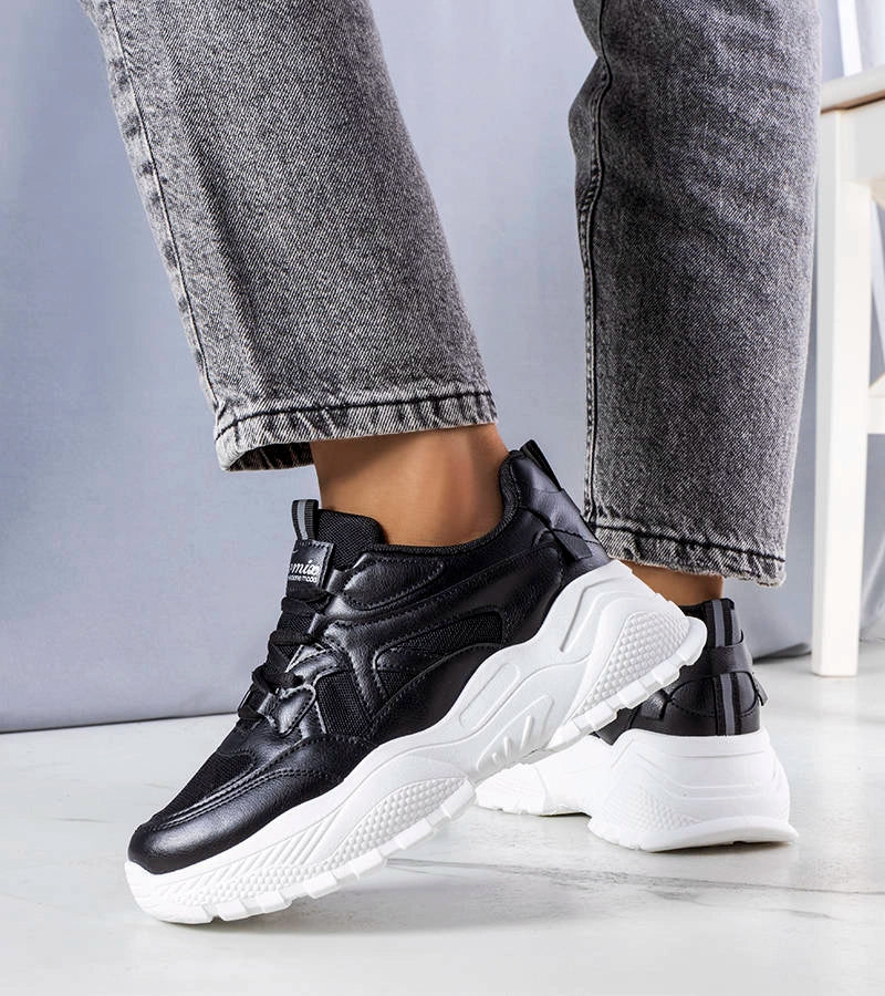 3-Černé tenisky na pevné podrážce od Lorene-3