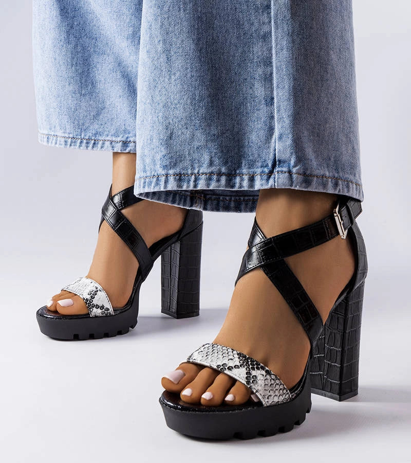 2-Bílé sandály Trépanier s potiskem hadí kůže-2