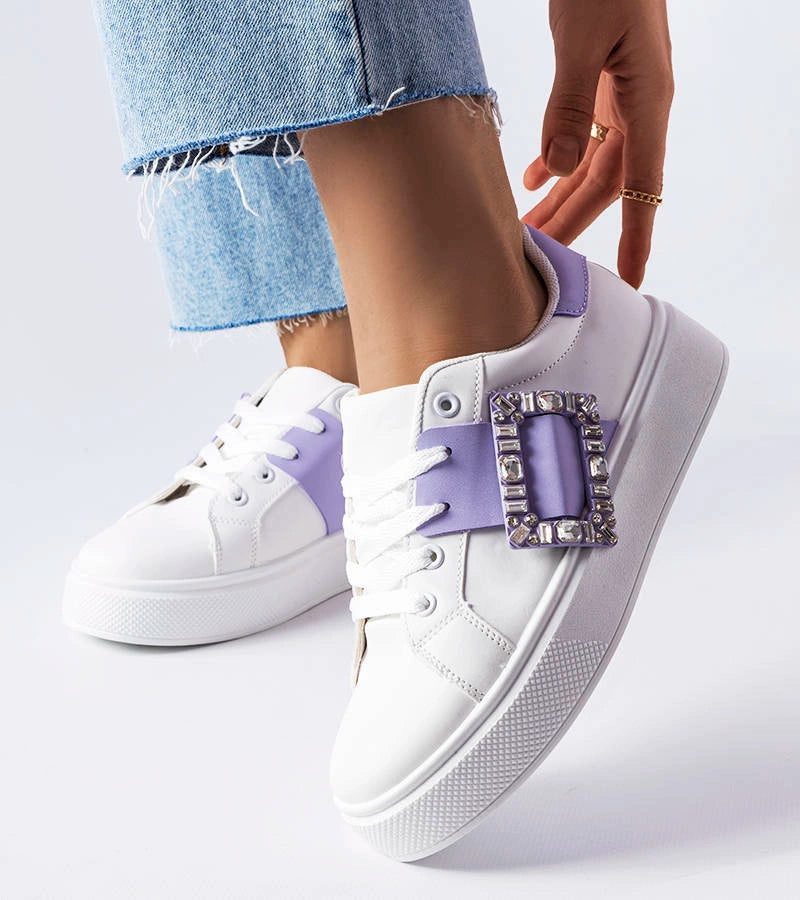 1-Bílé tenisky zdobené fialovou přezkou Ike-1