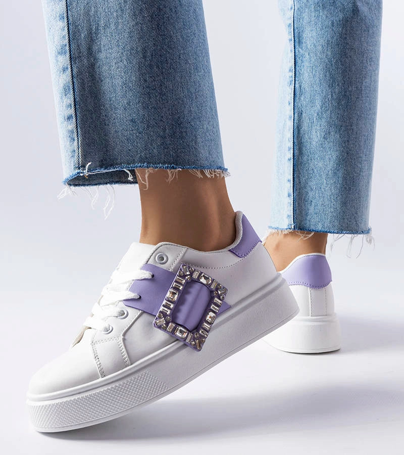 2-Bílé tenisky zdobené fialovou přezkou Ike-2