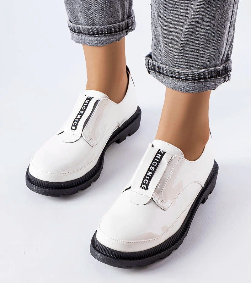 1-Bílé lakované polobotky Legget-1