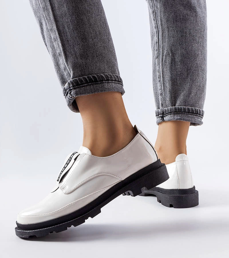 2-Bílé lakované polobotky Legget-2