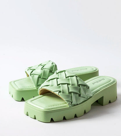 2-Zelené žabky na podrážce traktoru Lora-2