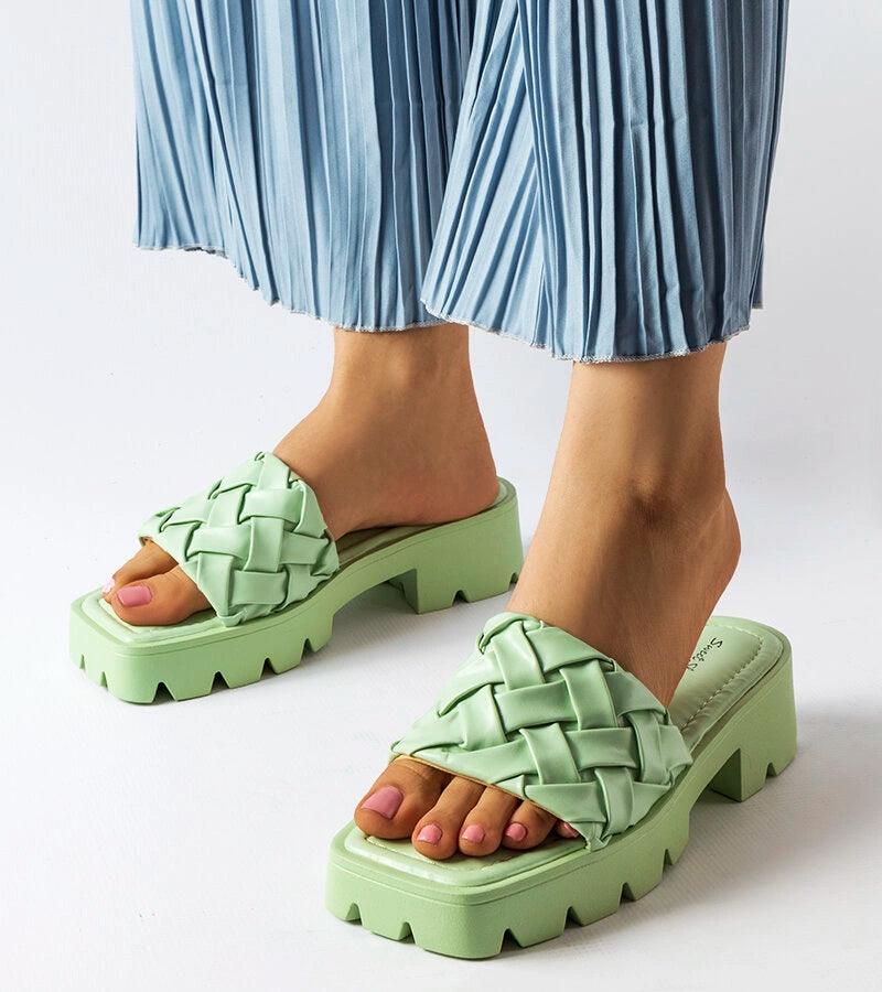 1-Zelené žabky na podrážce traktoru Lora-1