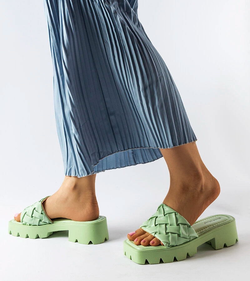 3-Zelené žabky na podrážce traktoru Lora-3