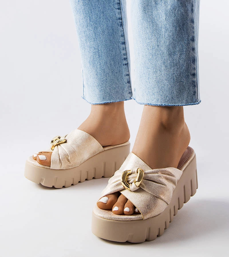 1-Zlaté dámské žabky Laura na podpatku-1