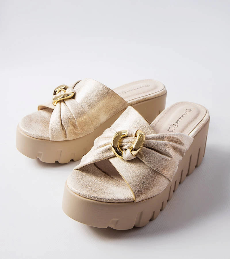 3-Zlaté dámské žabky Laura na podpatku-3