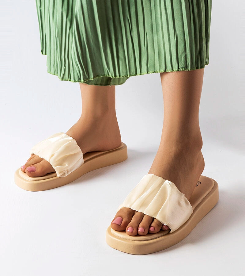 1-Béžové žabky zdobené Boulevardským záhybem-1