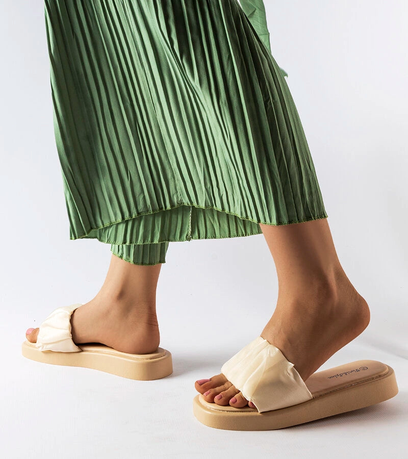 2-Béžové žabky zdobené Boulevardským záhybem-2