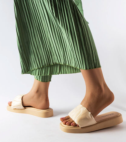 2-Béžové žabky zdobené Boulevardským záhybem-2