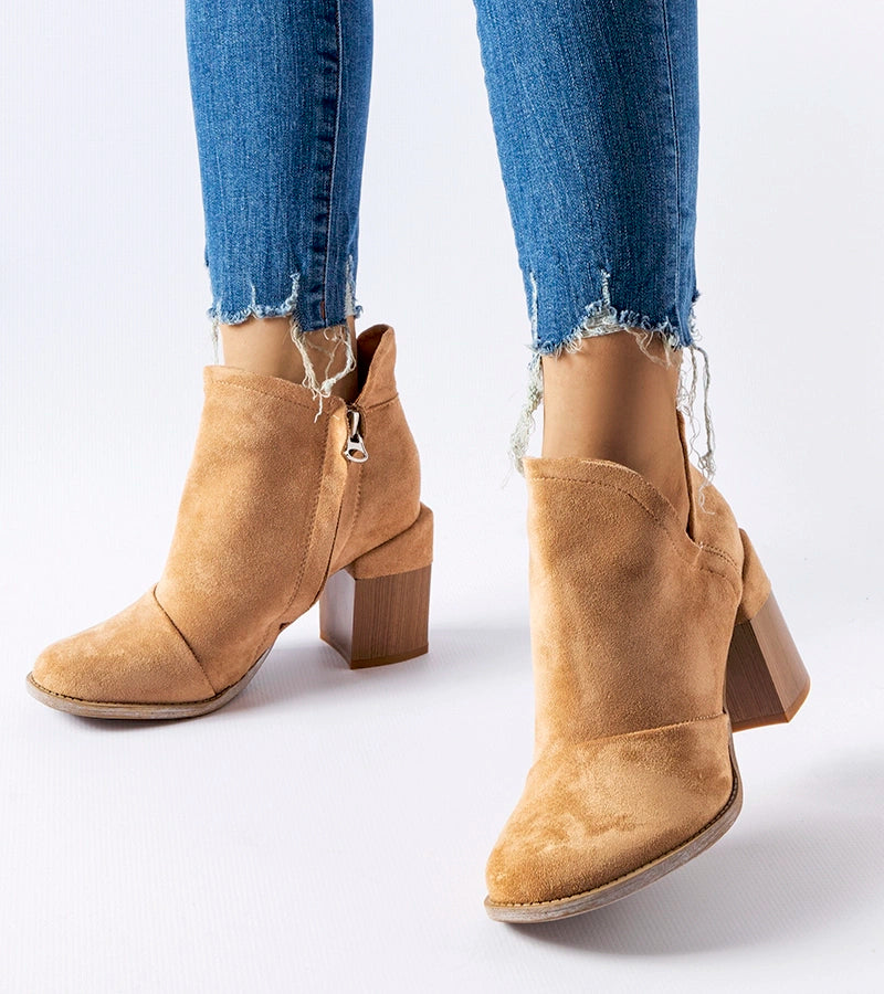 1-Bežové kotníkové boty s výřezy Artemisia-1