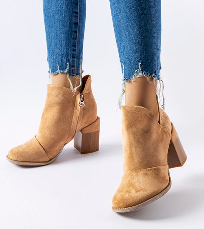 1-Bežové kotníkové boty s výřezy Artemisia-1