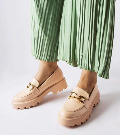 1-Bežové dámské mokasíny zdobené přezkou Piazzo-1