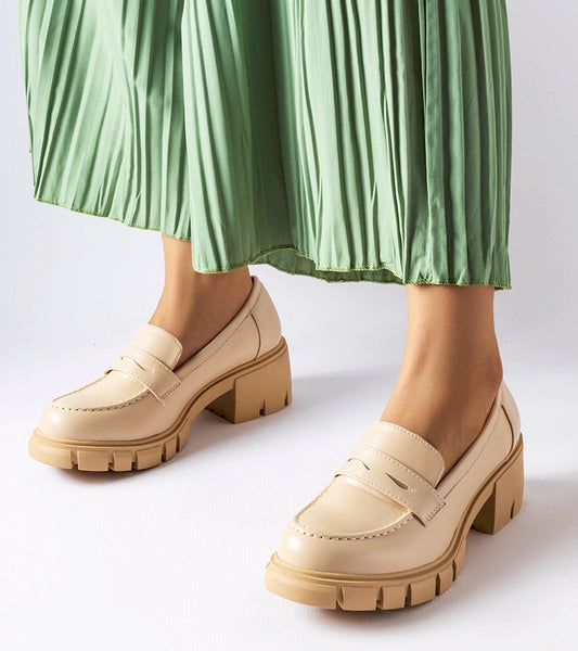 1-Bežové klasické mokasíny na podpatku Dina-1
