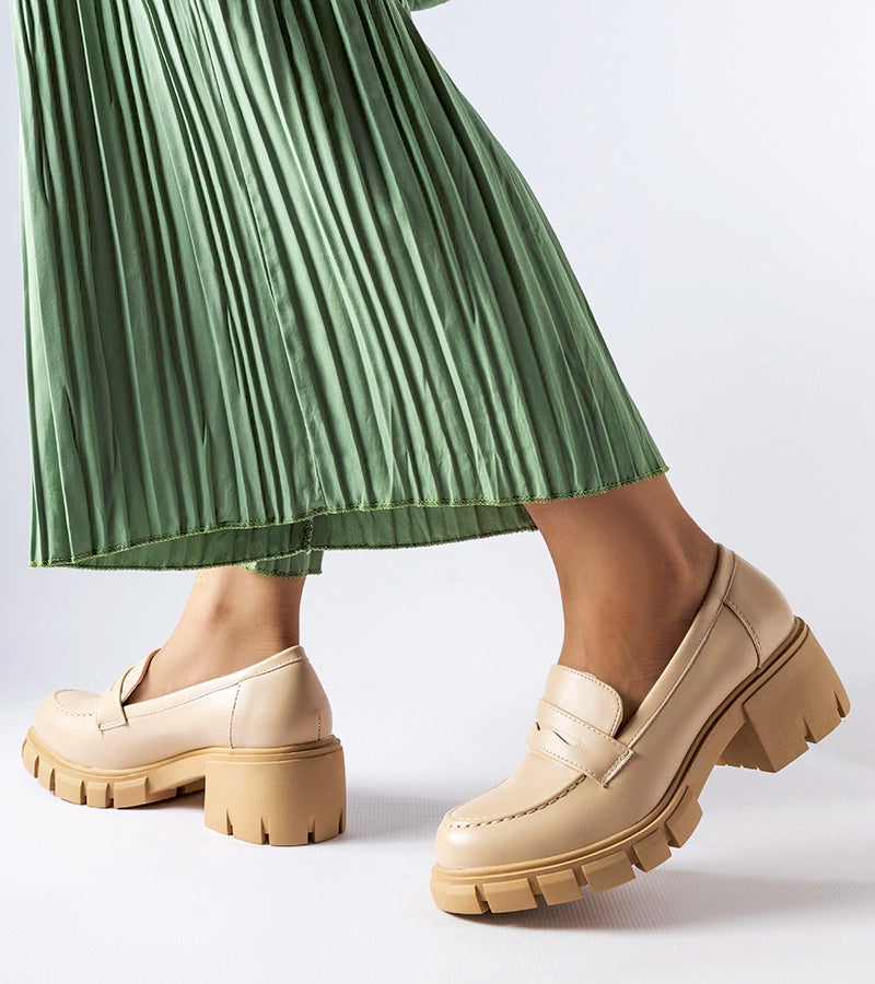 2-Bežové klasické mokasíny na podpatku Dina-2