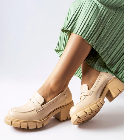 3-Bežové klasické mokasíny na podpatku Dina-3