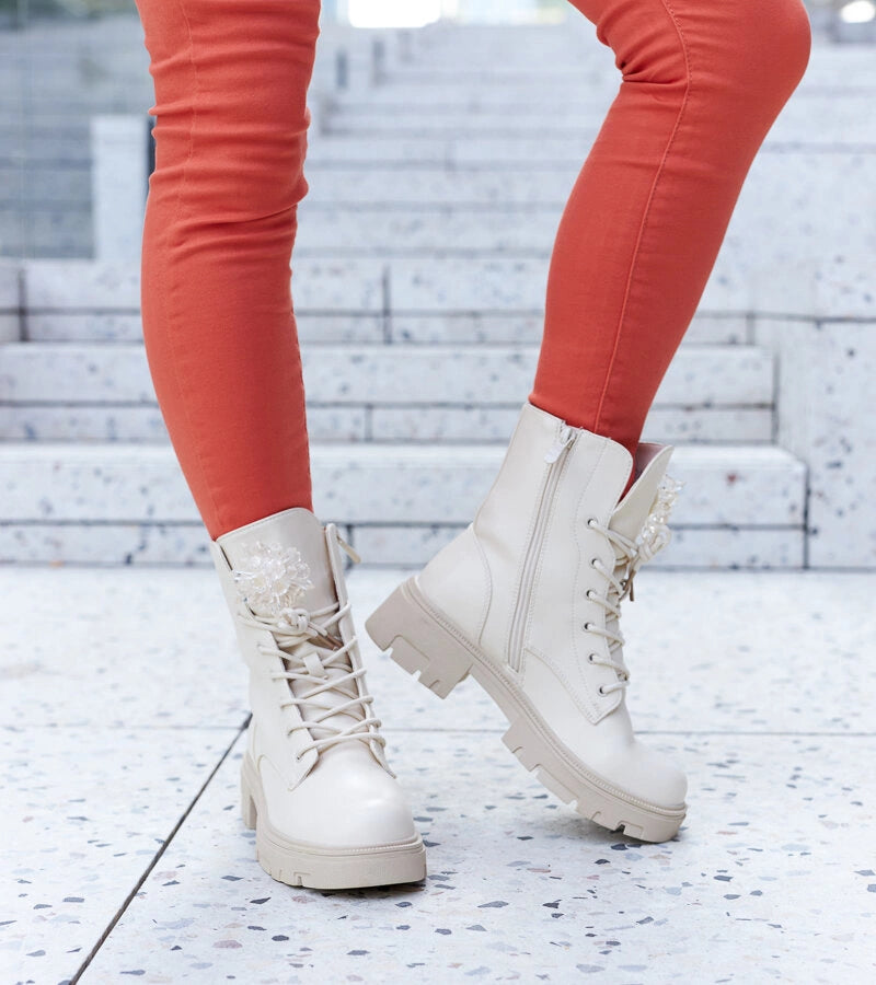 2-Bežové kotníčkové boty s dekorativními korálky Accadia-2