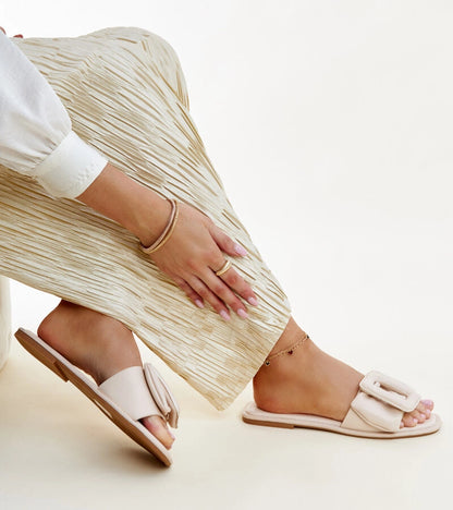 2-Bežové pantofle s přezkou Ganema-2