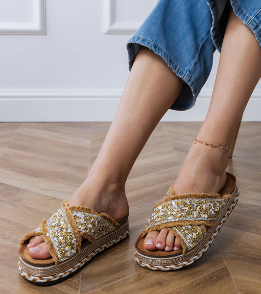 2-Béžové pantofle s kamínky na páscích Kelara-2