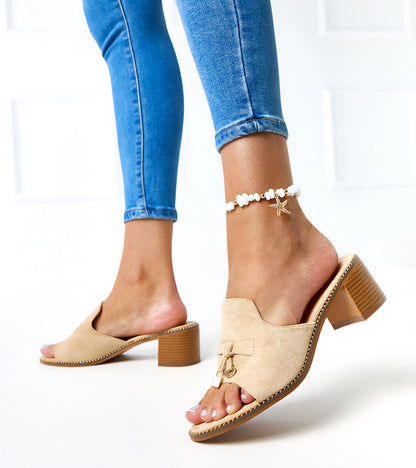 3-Béžové pantofle na podpatku s ozdobou na pásku Gariend-3