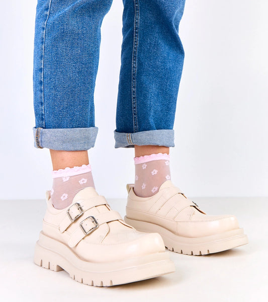 1-Béžové polobotky na masivní podrážce zdobené přezkami Juke-1