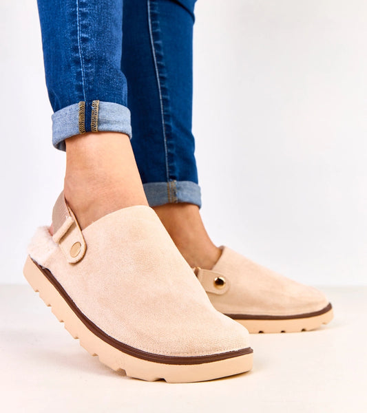 1-Béžové zateplené uzavřené pantofle se zapínáním Unseta-1