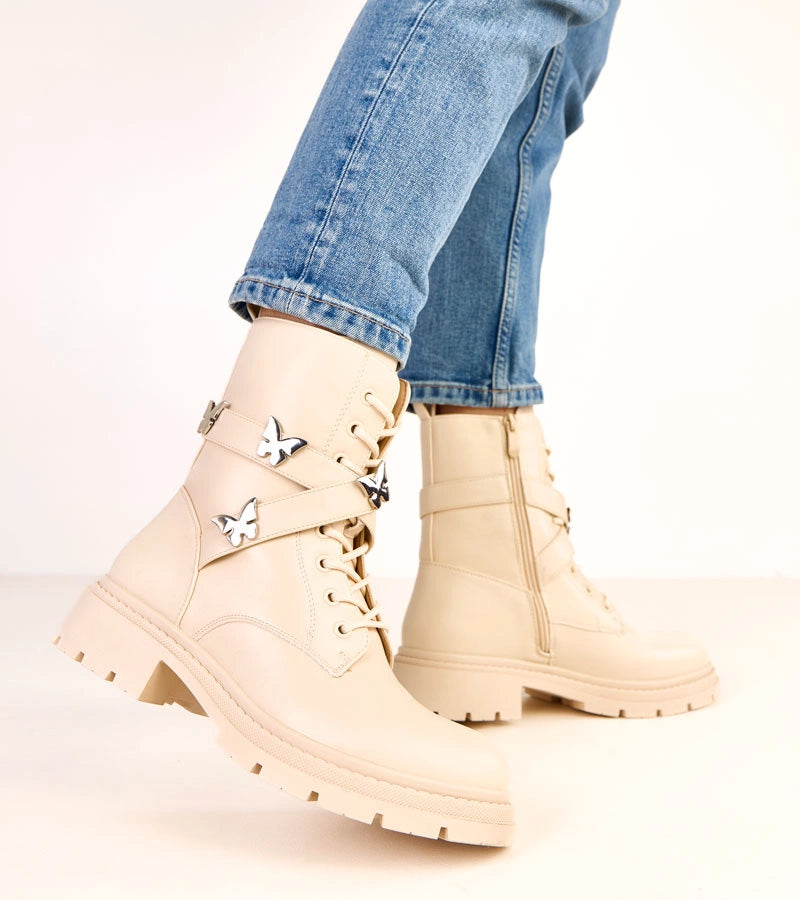 2-Béžové kotníkové boty zdobené motýlky Justia-2