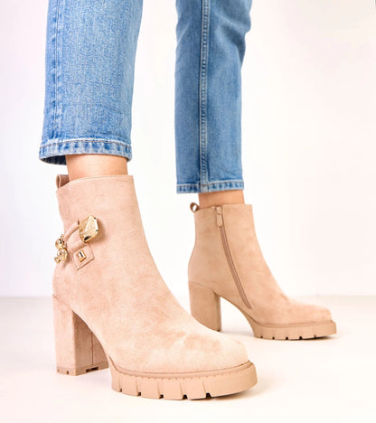 1-Béžové kotníkové boty na podpatku zdobené zlatým medvídkem Naste-1