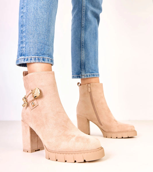 1-Béžové kotníkové boty na podpatku zdobené zlatým medvídkem Naste-1