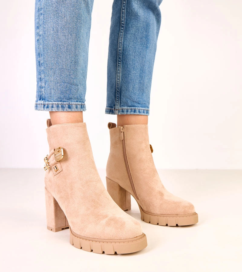 3-Béžové kotníkové boty na podpatku zdobené zlatým medvídkem Naste-3