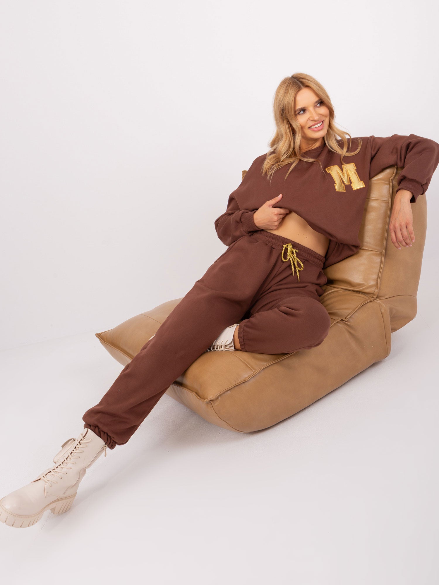 2016103454433-2-Your Red Lips-2