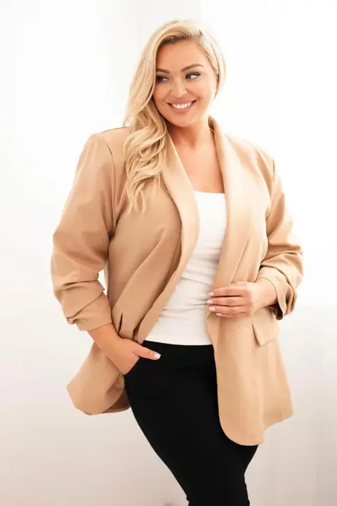 Plus size sako Larisa – Camelová