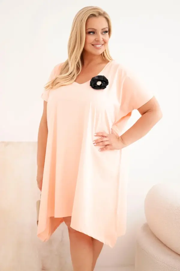 Plus size šaty s broží Oksana – Pudrově růžová