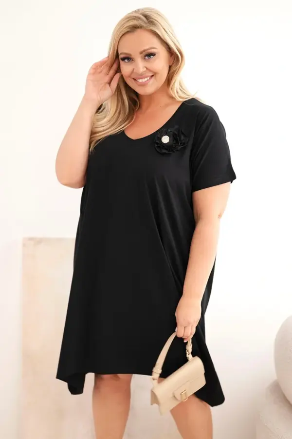Plus size šaty s broží Oksana – Černá