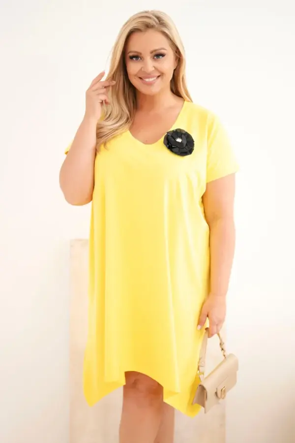 Plus size šaty s broží Oksana – Žlutý