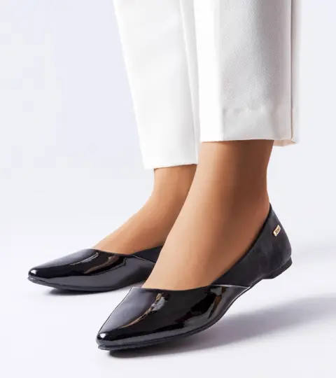 Černě lakované elegantní baleríny Valpan